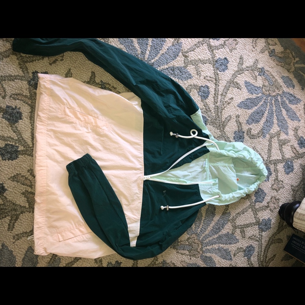Color blocked windbreaker
